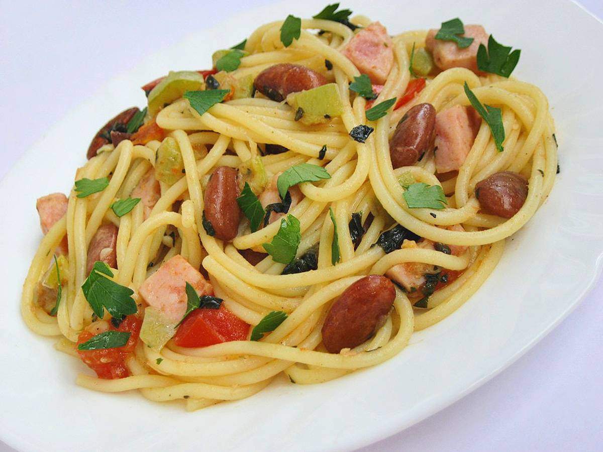 Паста с овощами на сковороде. Спагетти с мясом. Спагетти с овощами. Макароны с мясом и овощами. Паста с мясом и овощами.